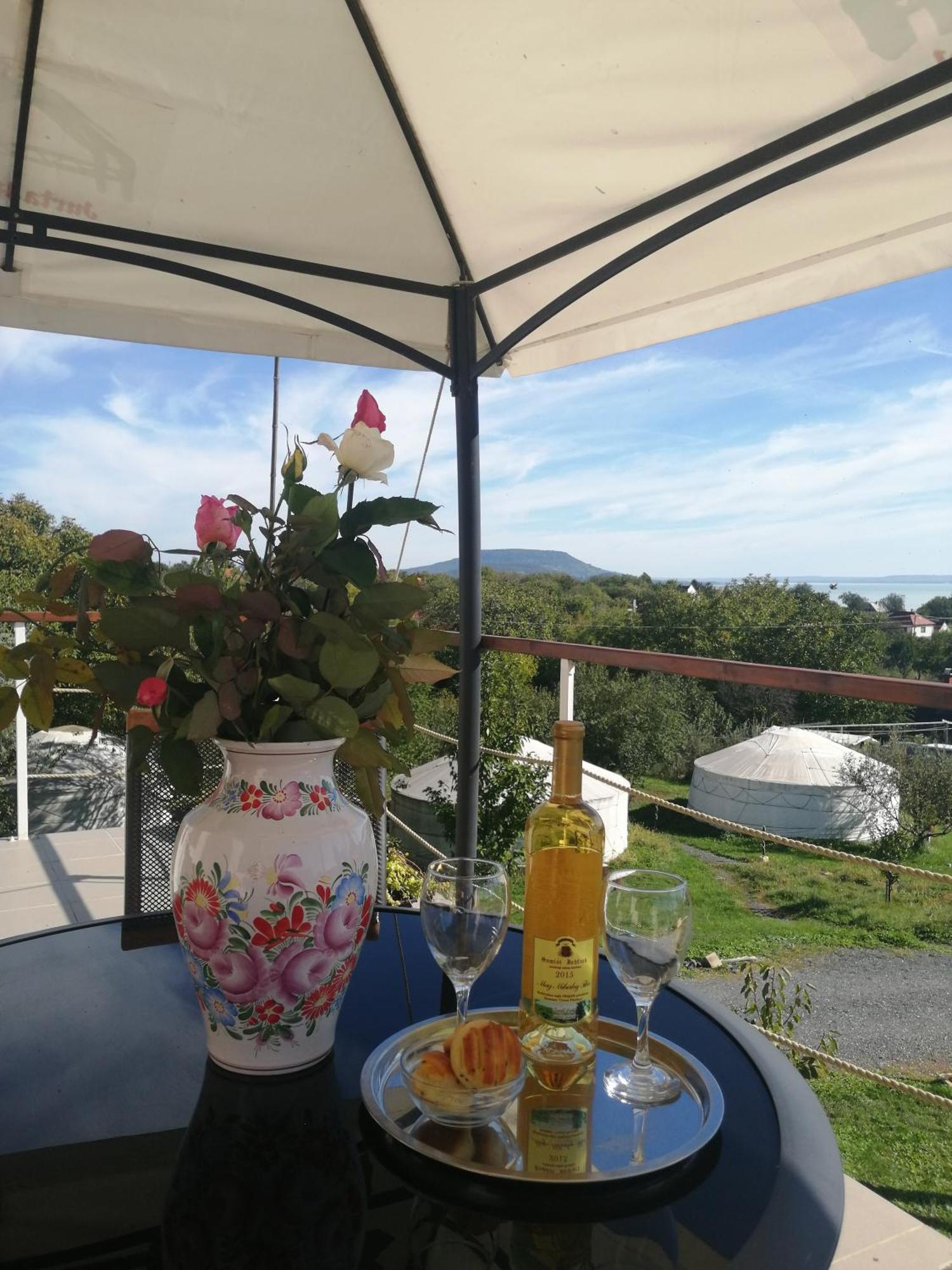 Jurta Hotel Balatongyoeroek エクステリア 写真