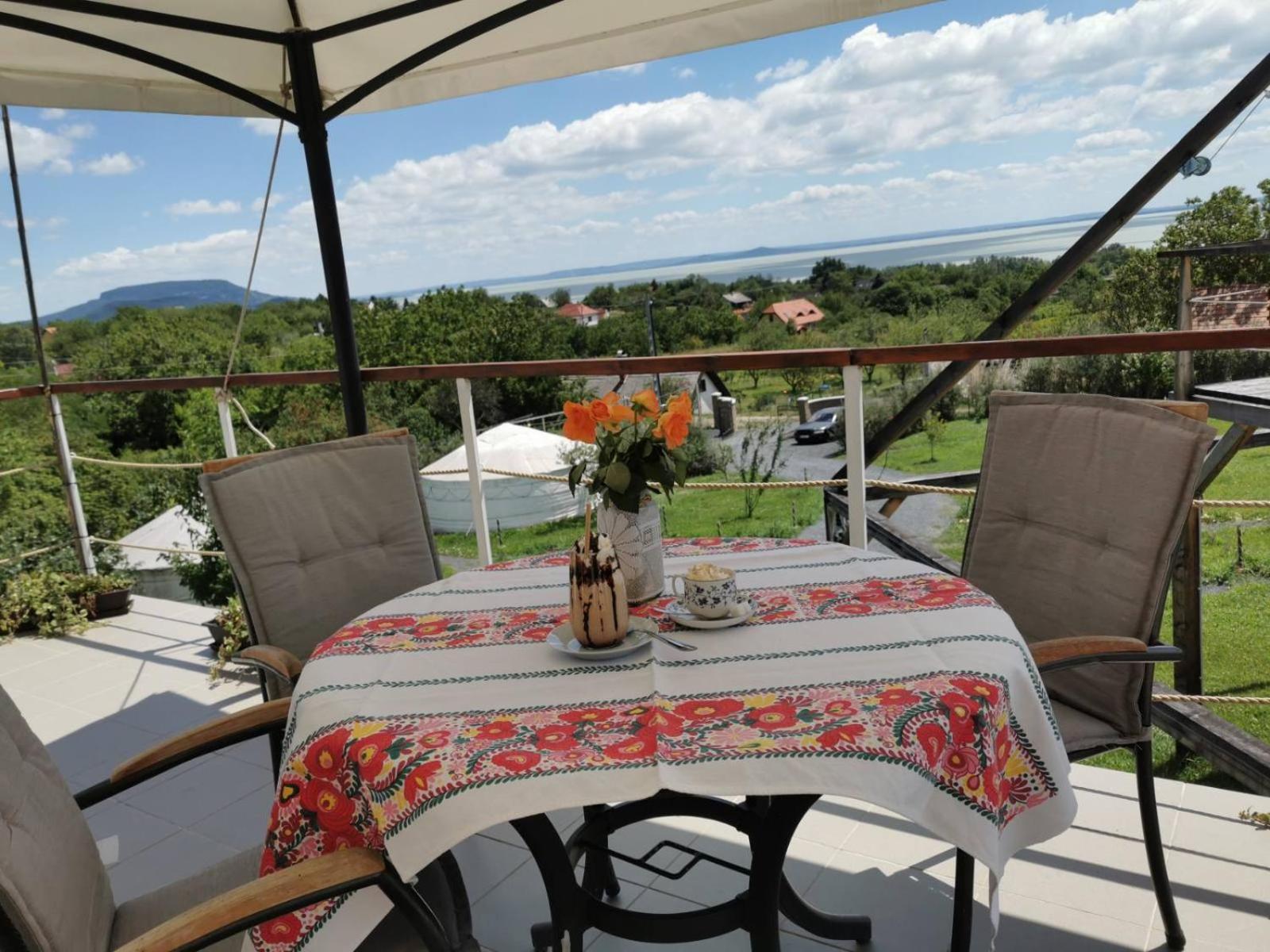 Jurta Hotel Balatongyoeroek エクステリア 写真