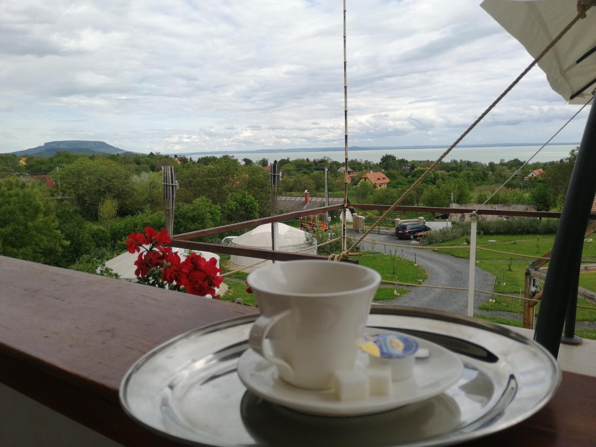 Jurta Hotel Balatongyoeroek エクステリア 写真