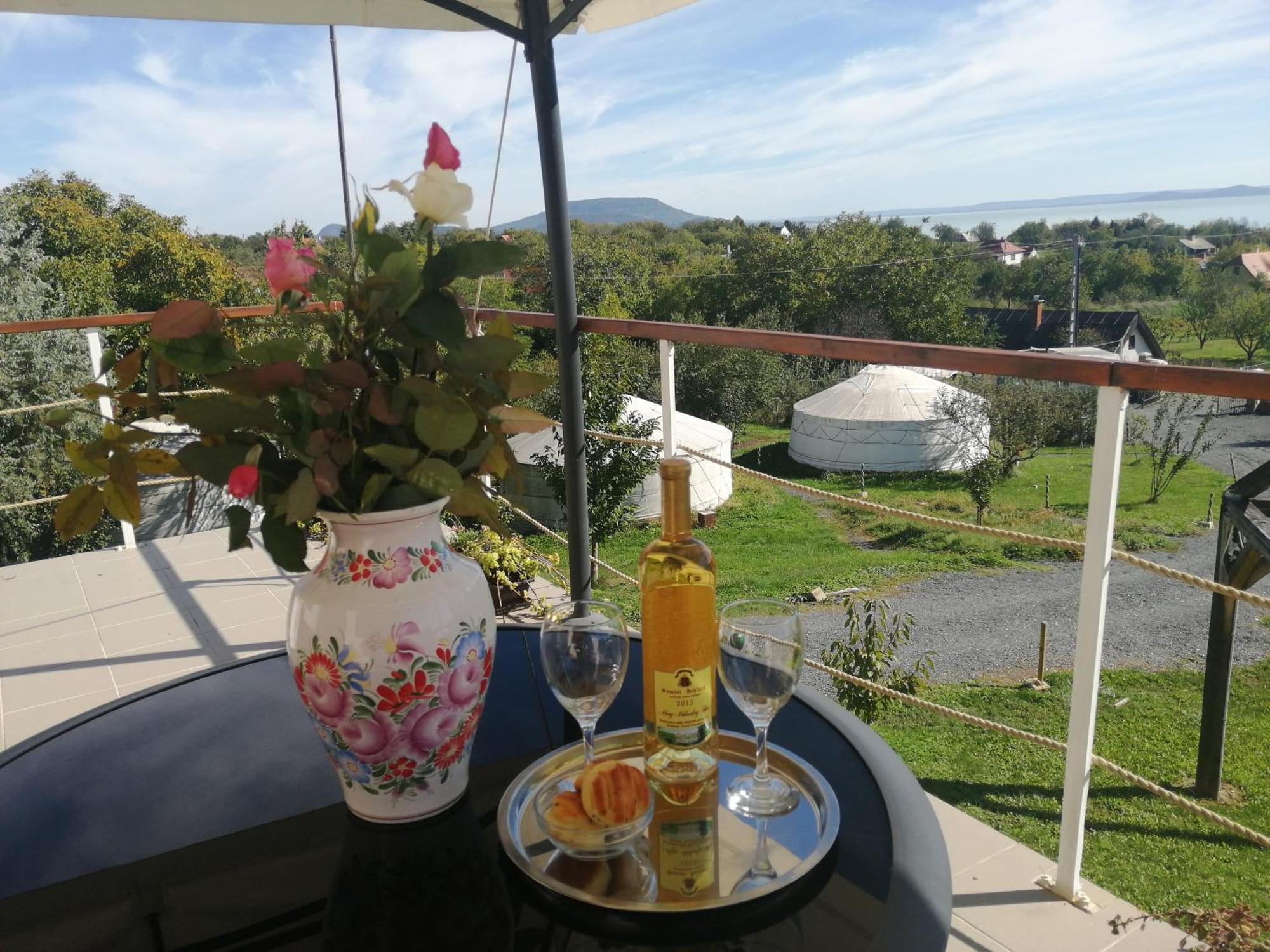 Jurta Hotel Balatongyoeroek エクステリア 写真