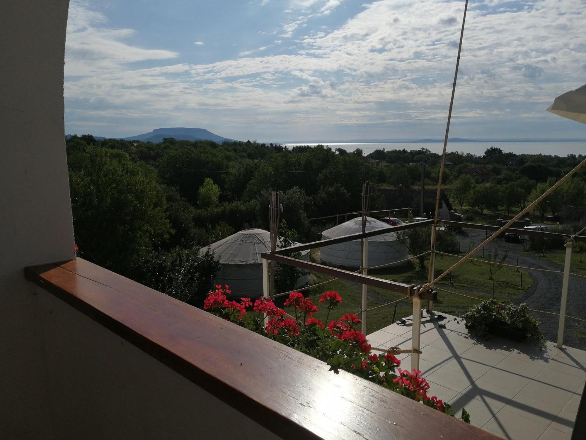 Jurta Hotel Balatongyoeroek エクステリア 写真
