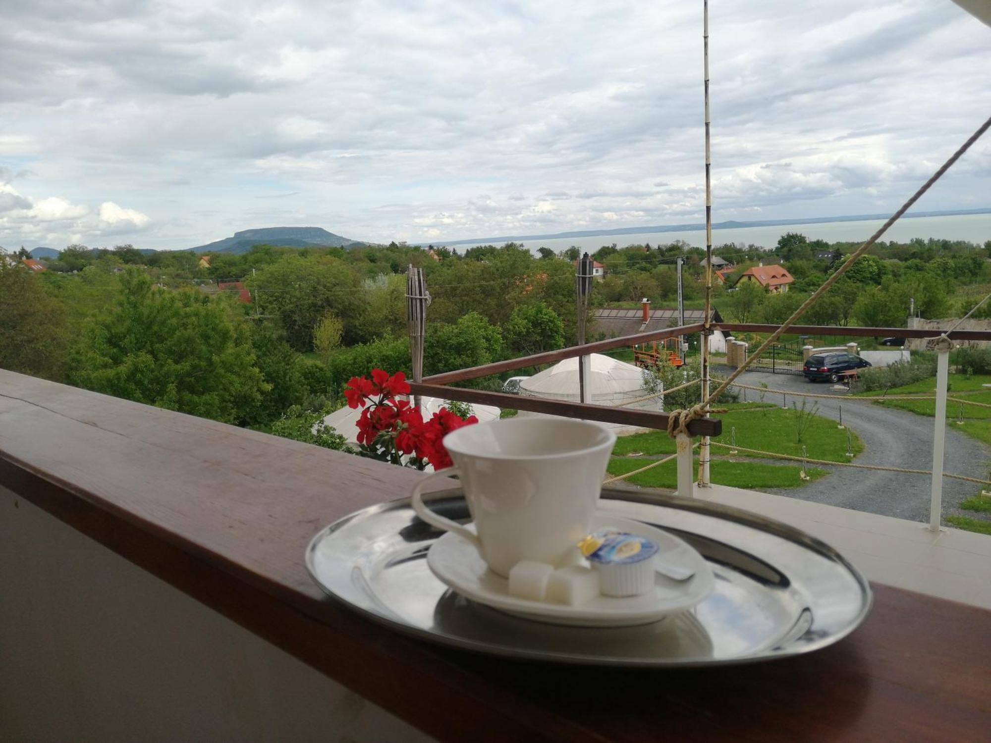 Jurta Hotel Balatongyoeroek エクステリア 写真
